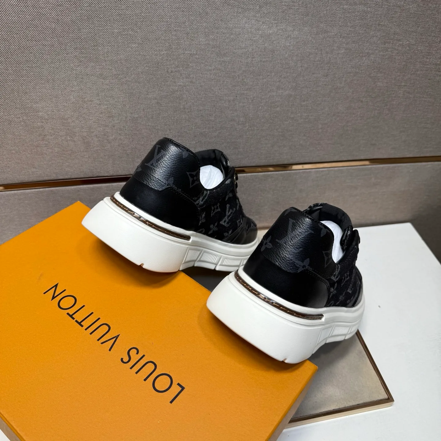 ⬛️Men's shoes 💰p400 [LV～] Men's casual shoes 2025z cabinet sales simultaneously 🔶Size: 38-44#️⃣ 🔷2 colors🔜The upper is made of multi-material splicing➕Genuine leather lining, comfortable and breathable, sole: original comfortable and wear-resistant outsole, ⚠️Real shot📱Photographed🎬The real thing is better📢📢📢